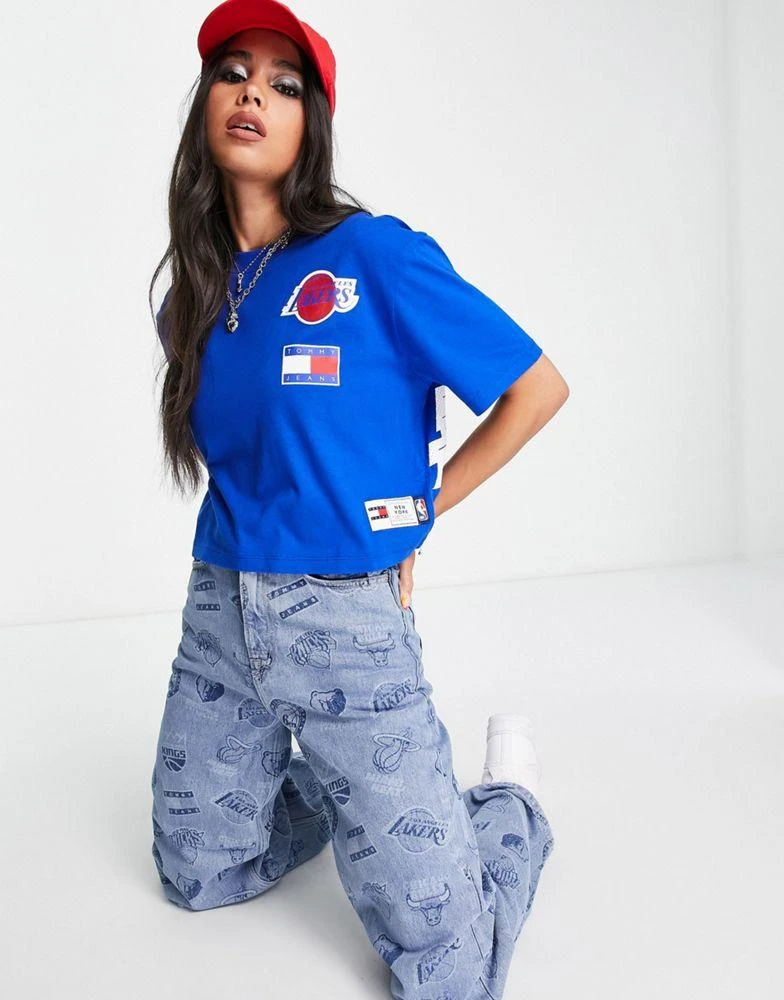 商品Tommy Jeans|Tommy Jeans x NBA Lakers cotton cropped boxy fit t-shirt in blue - MBLUE,价格¥254,第1张图片