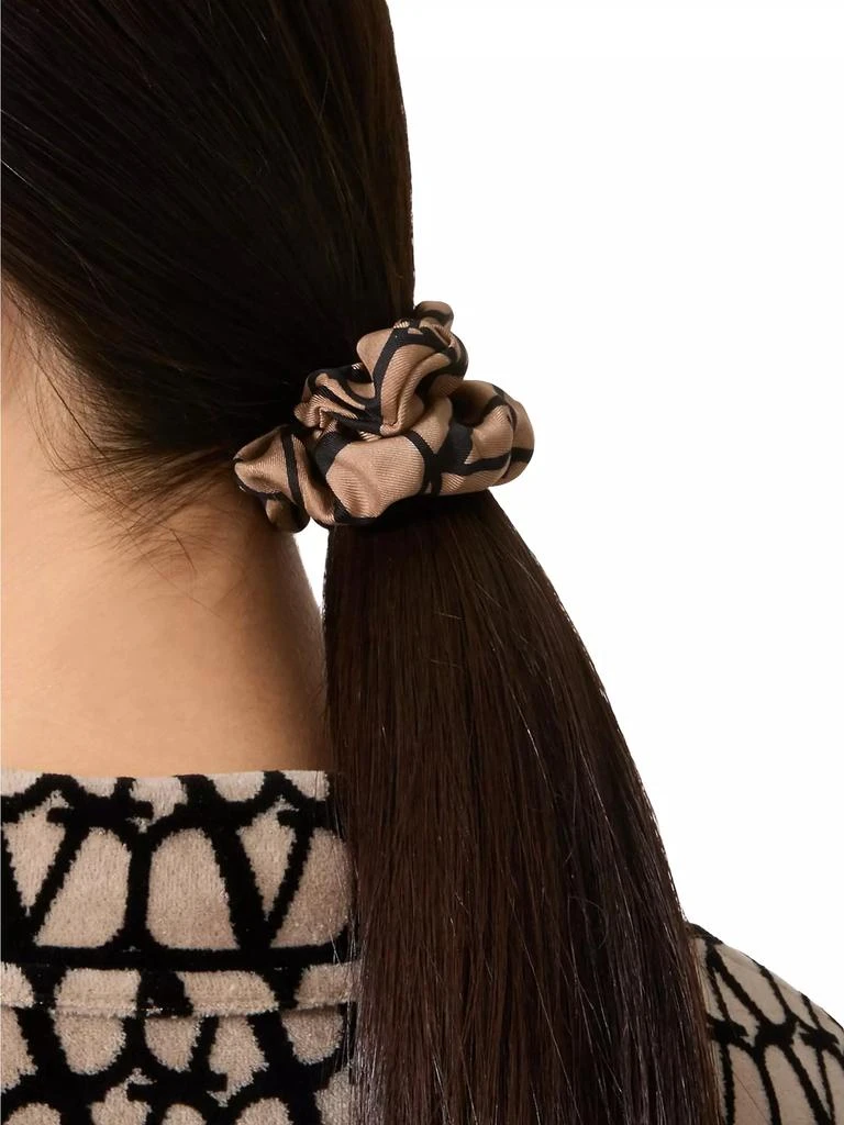 商品Valentino|Toile Iconographe Scrunchies Set in Silk with VLogo Applique,价格¥2923,第4张图片详细描述