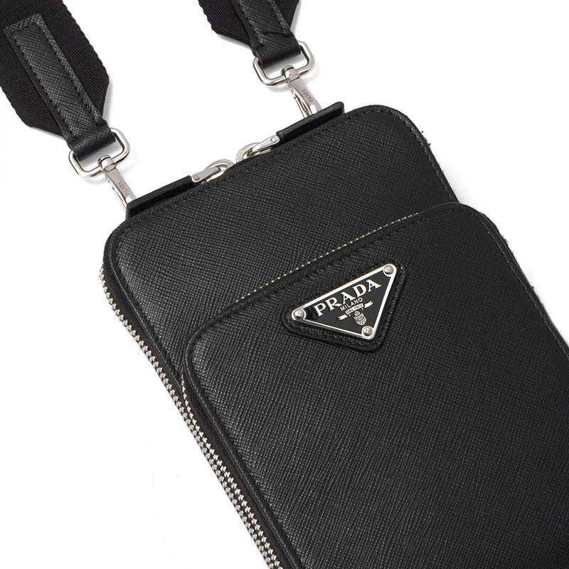 【预售3-7天】PRADA/�普拉达 22春夏新款 男士黑色Saffiano皮革银扣三角徽标配织物肩带双层空间拉链开合斜跨单肩包2ZH126_053_F0002 商品
