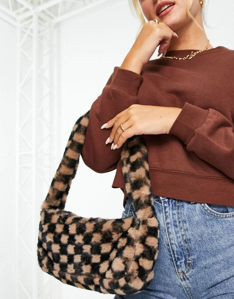 商品ASOS|ASOS DESIGN 90s shoulder bag with checkerboard faux fur in brown,价格¥77,第1张图片