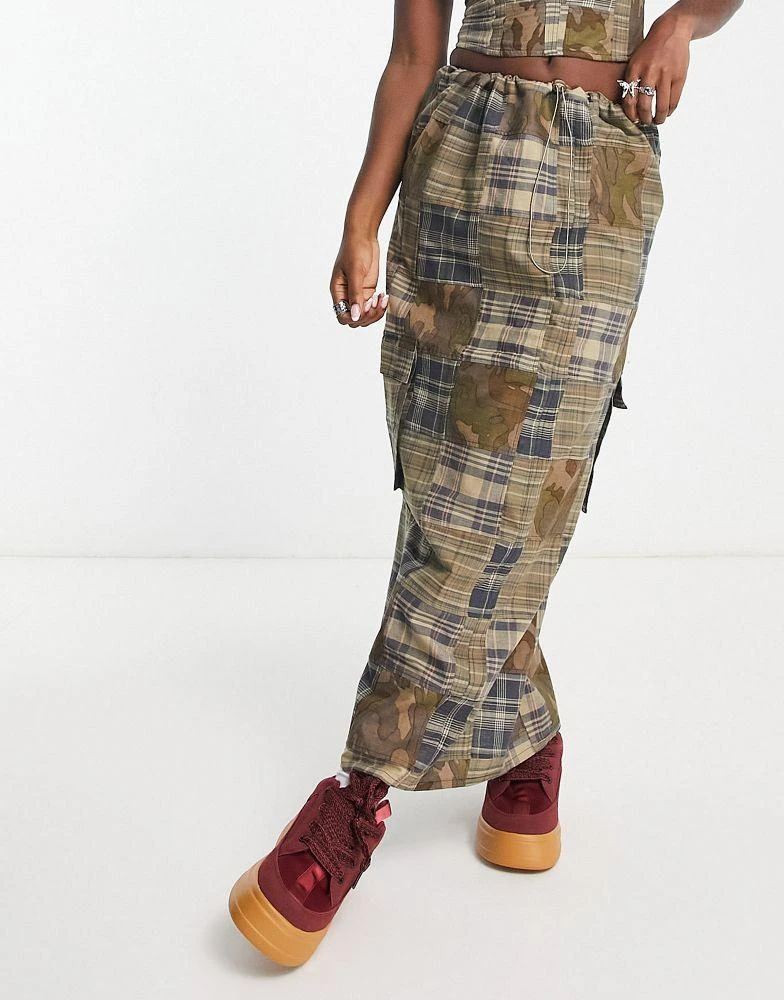 商品COLLUSION|COLLUSION maxi utility cargo skirt co-ord in cargo skirt in camo & check patchwork,价格¥199,第1张图片