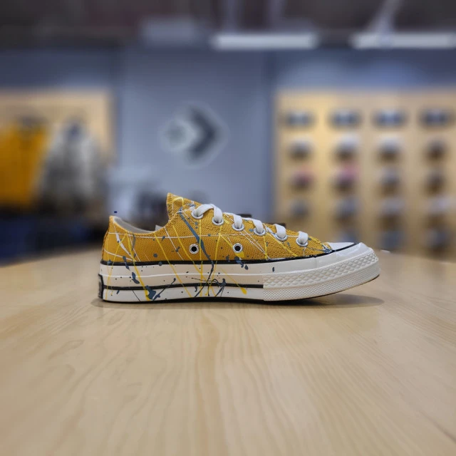 商品【预售商品15天发货】 Converse|【韩国直邮|包邮包税】匡威[converse] 共用 Chuck Taylor 70 Paint Splatter 太阳花纹金色 LOW 帆布鞋 CHUCK 70 OX SUNFLOWER GOLD/EGRET 170804C,价格¥419,第1张图片