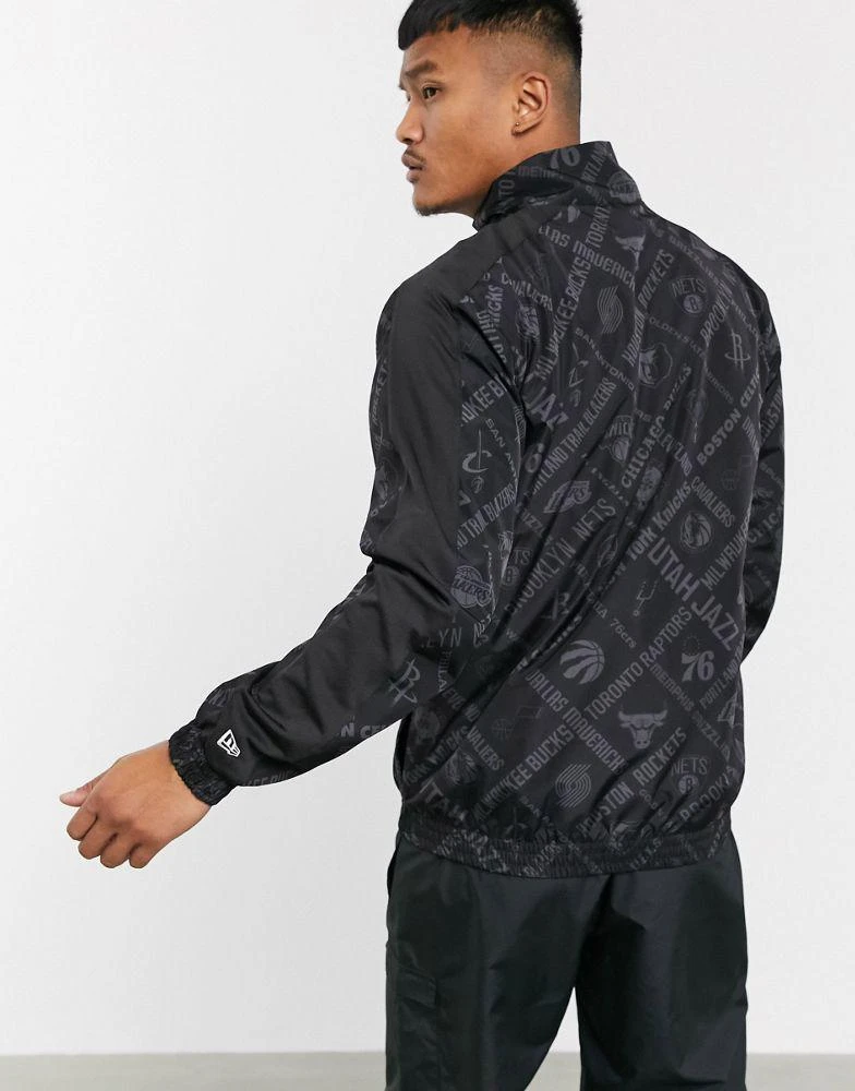 商品New Era|New Era NBA Chicago Bulls all-over print jacket in black 男款外套,价格¥568,第2张图片详细描述