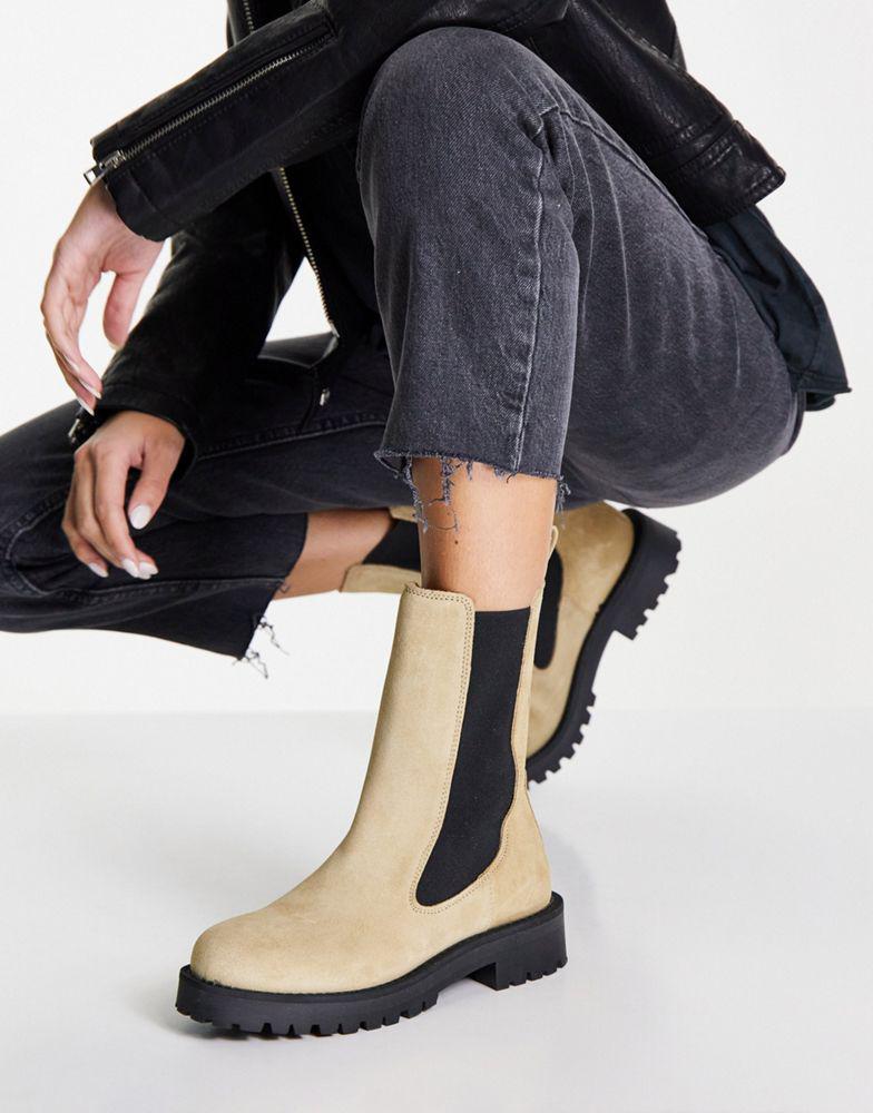 & Other Stories | & Other Stories leather chunky sole pull on boots in beige suede 803.33元 商品图片