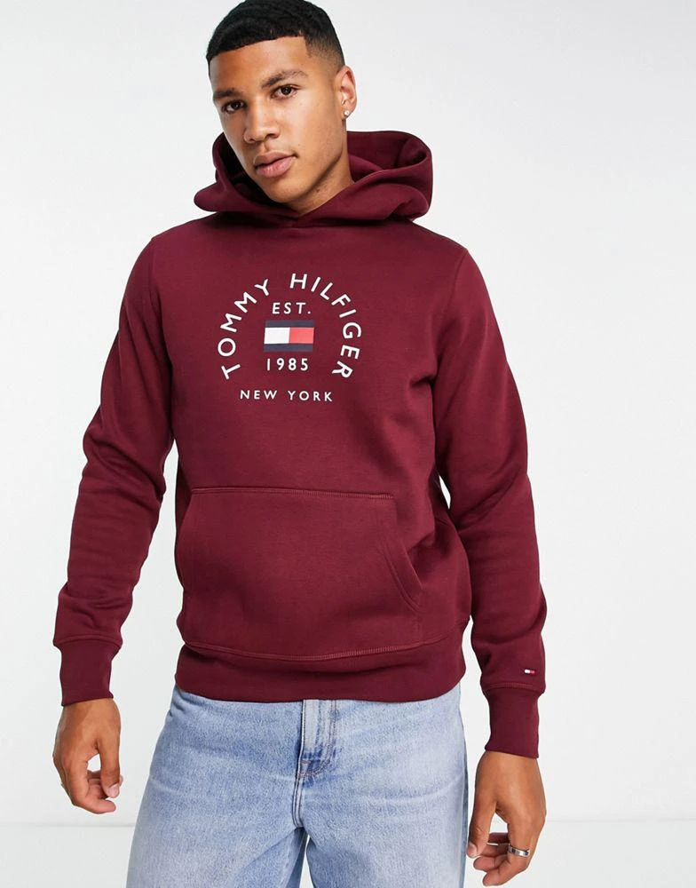 商品Tommy Hilfiger|Tommy Hilfiger flag arch logo cotton blend hoodie in burgundy,价格¥754,第2张图片详细描述