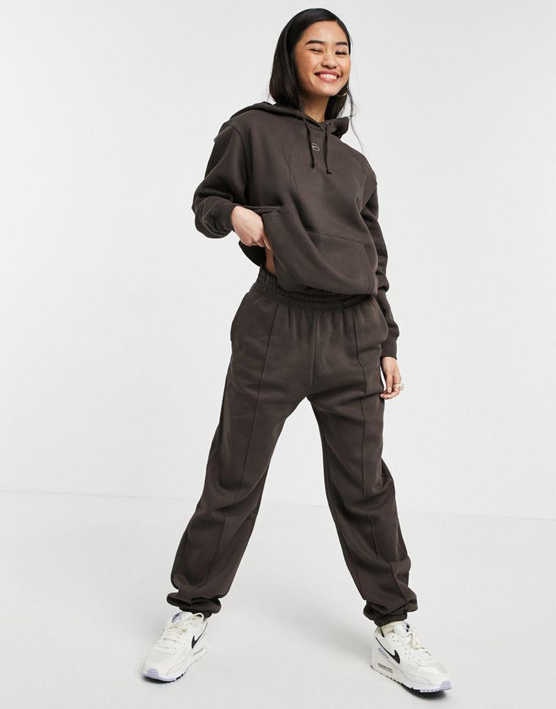 Nike metallic swoosh neutral jogger in dark brown商品第1张图片规格展示