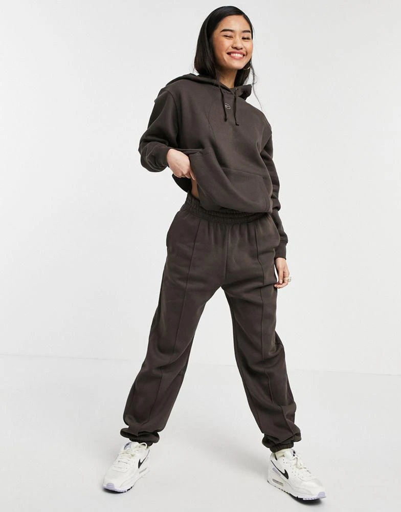 商品NIKE|Nike metallic swoosh neutral jogger in dark brown,价格¥234,第1张图片