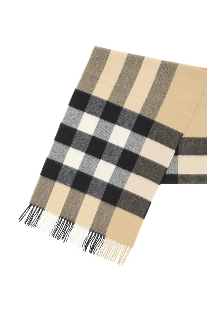 商品Burberry|Burberry Checked Fringed-Edge Scarf,价格¥3398,第3张图片详细描述