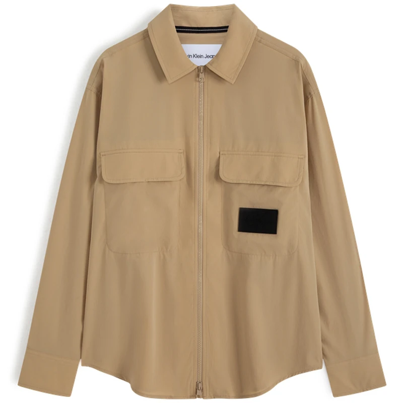 商品[国内直发] Calvin Klein|CALVIN KLEIN 简约贴片口袋拉链翻领休闲工装风春秋衬衫 男款 卡其色,价格¥561,第1张图片