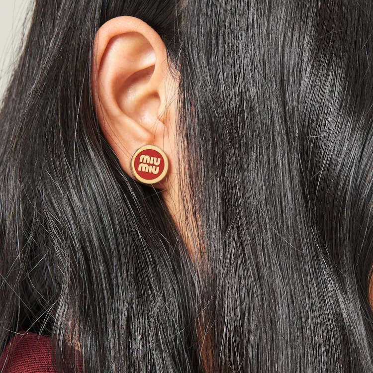商品[国内直发] Miu Miu|缪缪 品牌徽标 金属 耳钉 女款 红色,价格¥3979,第6张图片详细描述