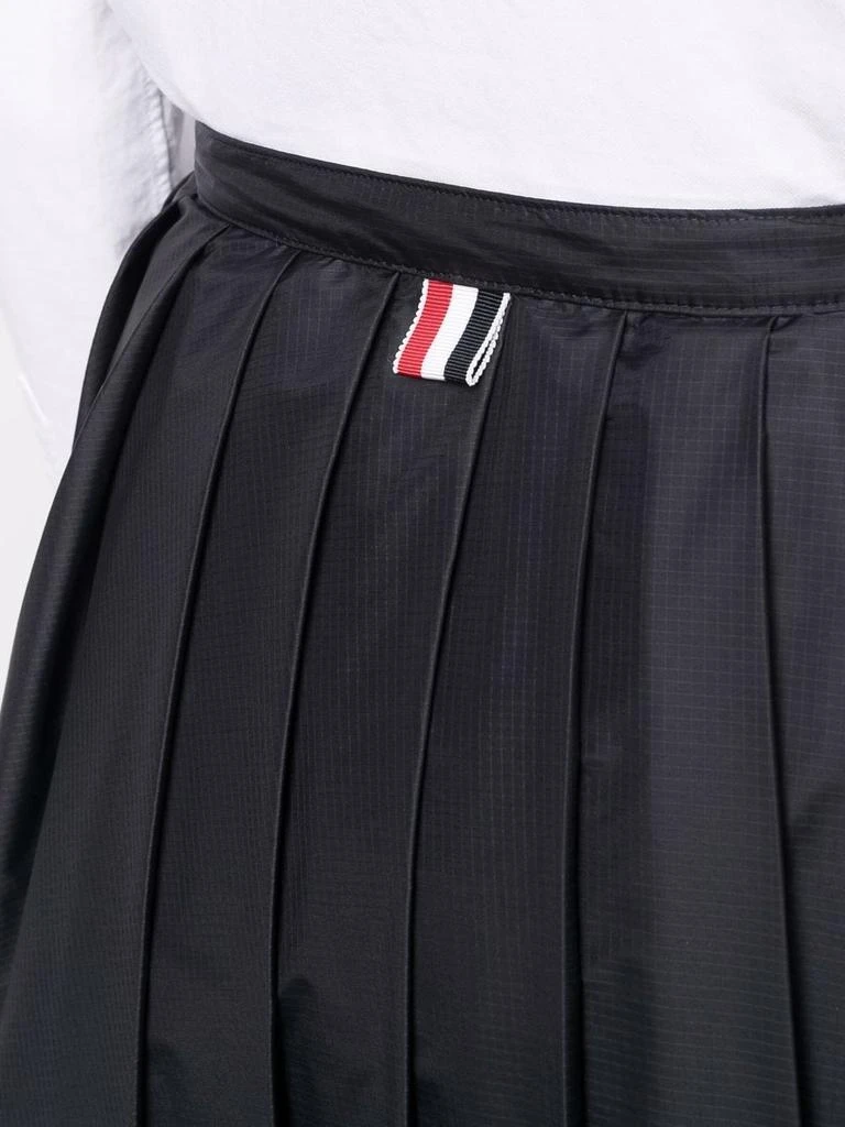 商品Thom Browne|THOM BROWNE WOMEN BELOW KNEE PLEATED WRAP SKIRT IN SHEER NYLON RIPSTOP,价格¥3079,第4张图片详细描述