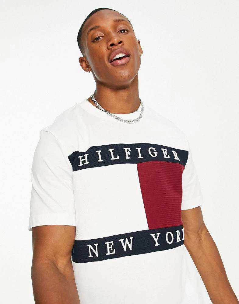 商品Tommy Hilfiger|Tommy Hilfiger large structure flag t-shirt in white,价格¥535,第3张图片详细描述