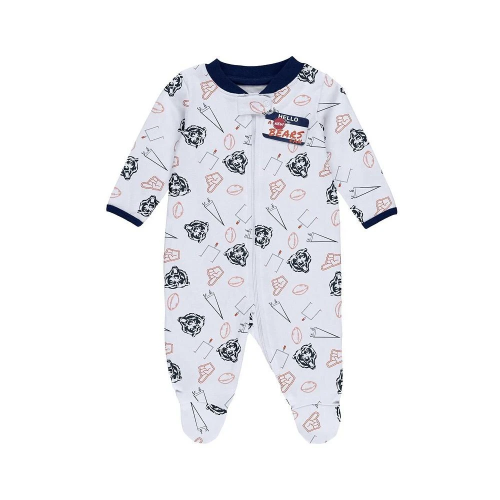 商品WEAR by Erin Andrews|Baby Boys and Girls White Chicago Bears Sleep and Play Full-Zip Sleeper and Bib Set,价格¥225,第2张图片详细描述