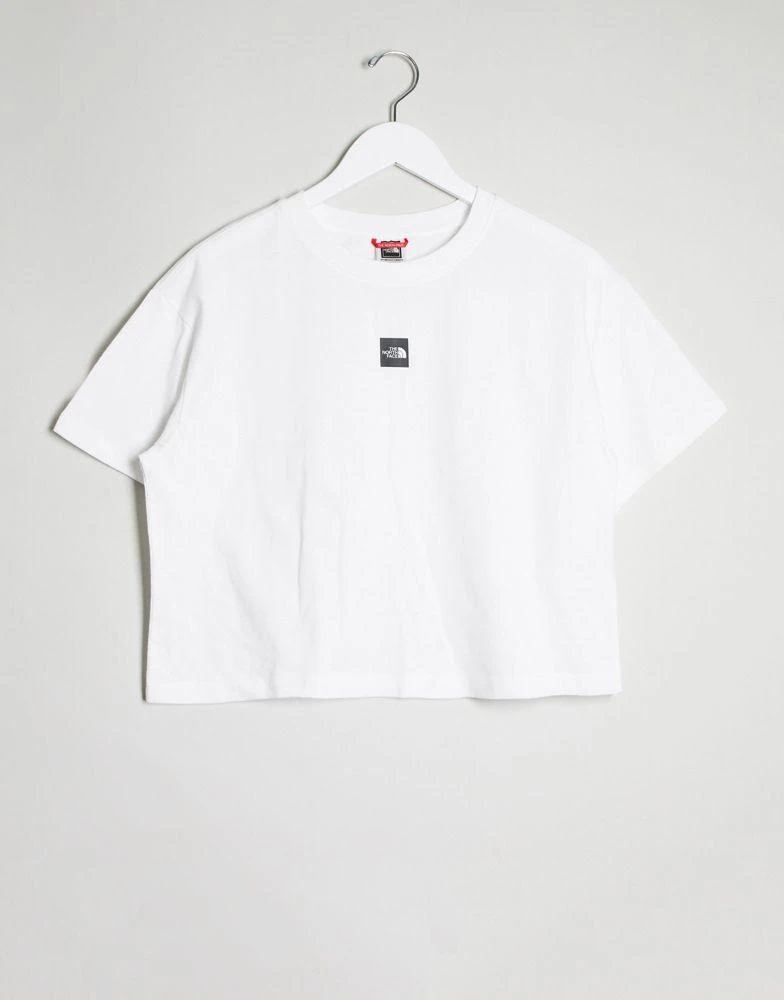 商品The North Face|The North Face Central Logo cropped t-shirt in white Exclusive at ASOS,价格¥126,第3张图片详细描述