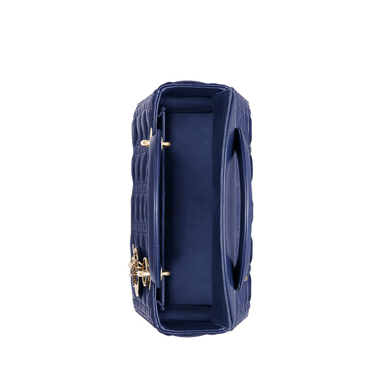 商品Dior|【预售3-7天】迪奥 23新款 LADY系列 女士中号宝蓝色格纹小羊皮淡金色金属吊饰调节拆卸肩带单肩斜挎手提包M0565ONGE_M14Z,价格¥40597,第7张图片详细描述