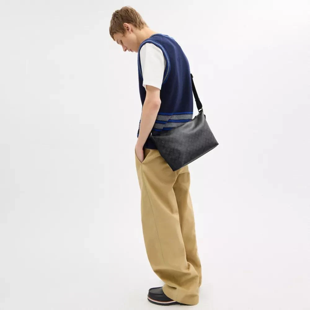 商品Coach|女士 Finn 标志性帆布斜挎包,价格¥974,第2张图片详细描述