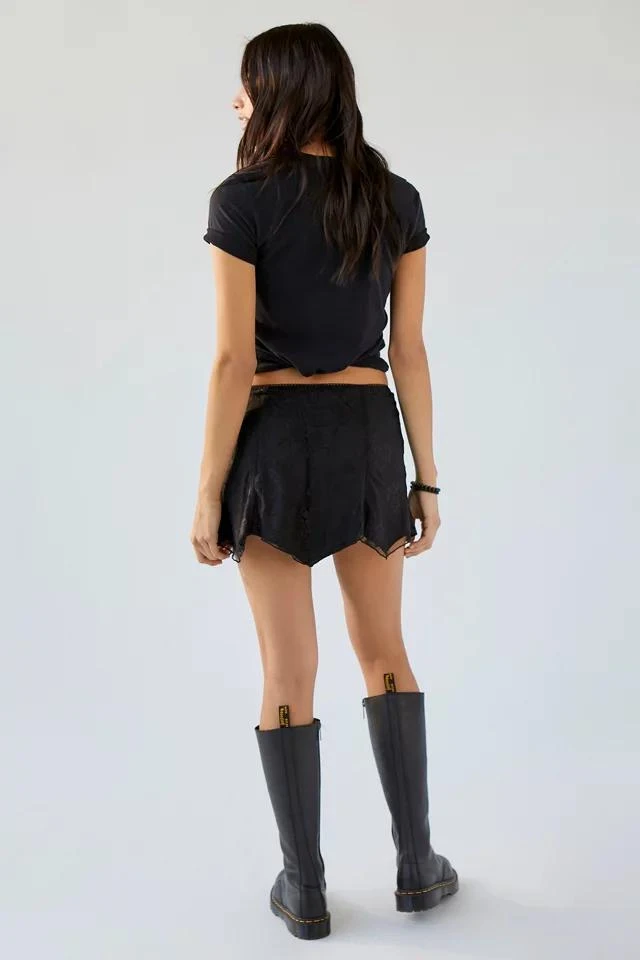 商品Urban Outfitters|UO Mary Lace Low-Rise Mini Skirt,价格¥76,第3张图片详细描述