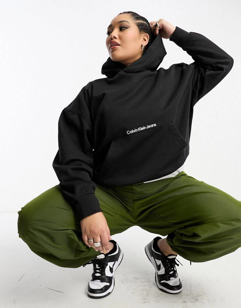 商品Calvin Klein|Calvin Klein Jeans Plus institutional logo oversized hoodie in black,价格¥817,第2张图片详细描述