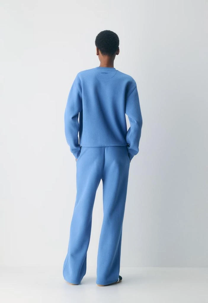 商品Aritzia|Cozy Sweatfleece Boyfriend Wide Sweatpant,价格¥490,第4张图片详细描述