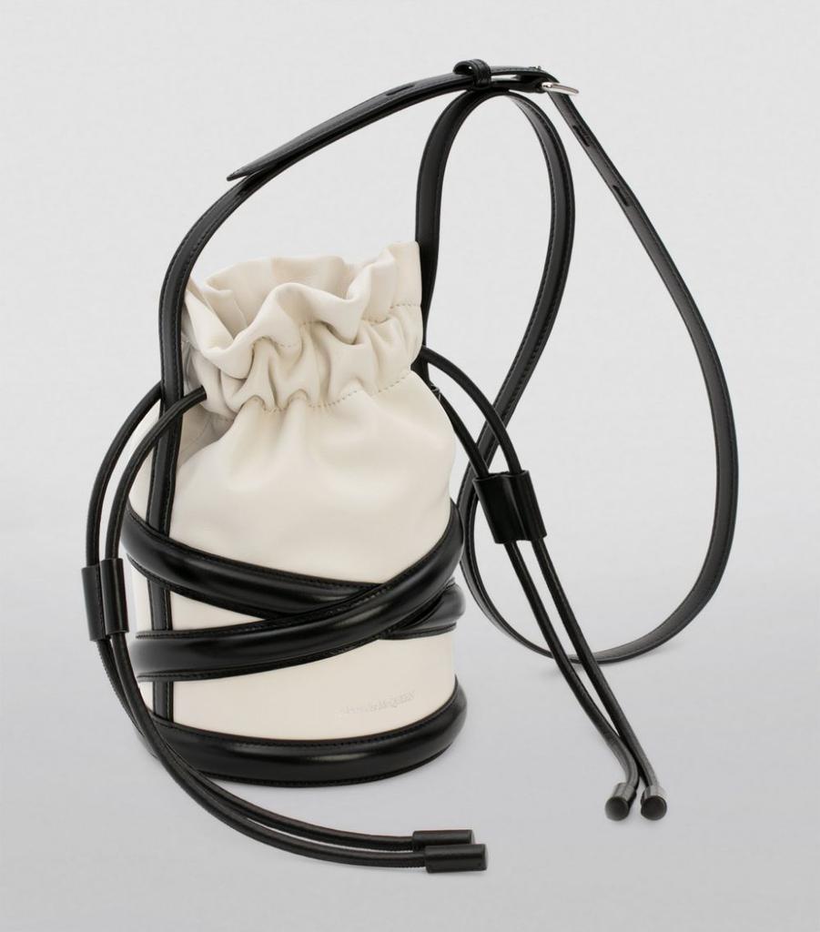 商品Alexander McQueen|Leather The Curve Drawstring Bucket Bag,价格¥10636,第7张图片详细描述