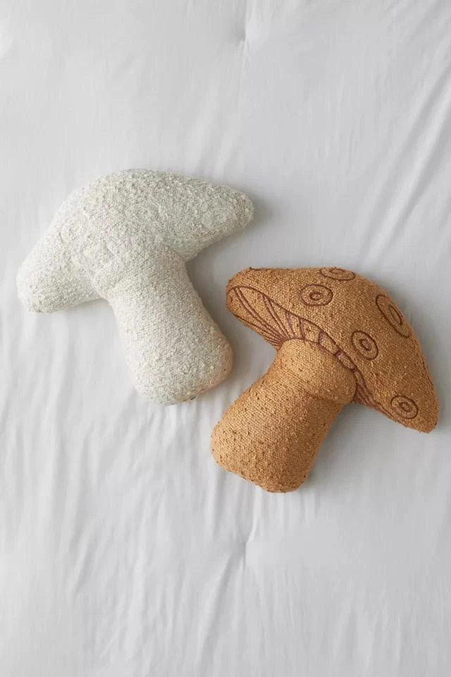 商品Urban Outfitters|Boucle Mushroom Throw Pillow,价格¥377,第4张图片详细描述