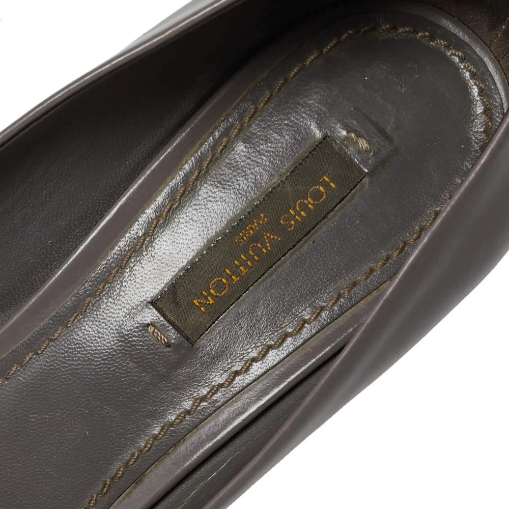 Louis Vuitton Grey Leather Logo Embellished Pumps Size 38 商品