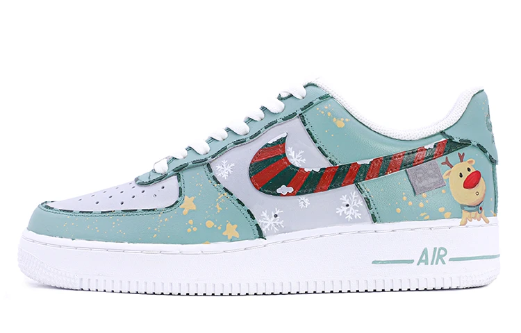 商品[国内直发] NIKE|【定制球鞋】  Air Force 1 07 空军一号 人造革 圣诞夜 麋鹿 雪花 防滑耐磨轻便 低帮 板鞋 女款 灰绿,价格¥775,第1张图片