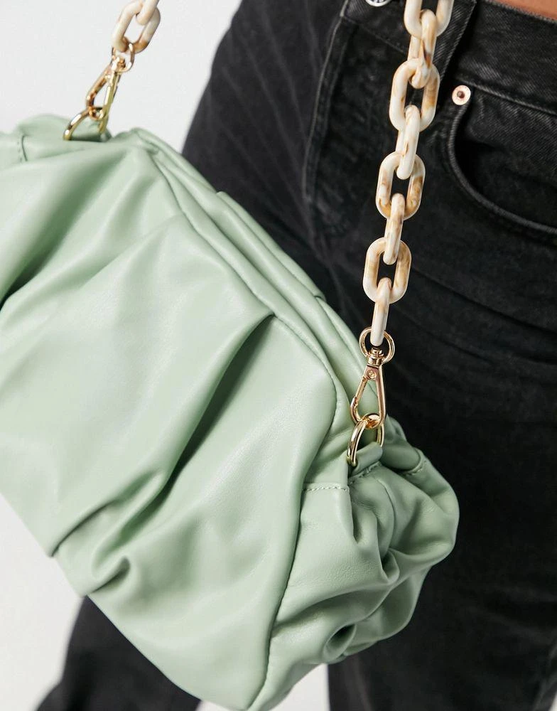 商品ASOS|ASOS DESIGN oversized ruched clutch bag in sage green with detachable shoulder chain,价格¥158,第3张图片详细描述