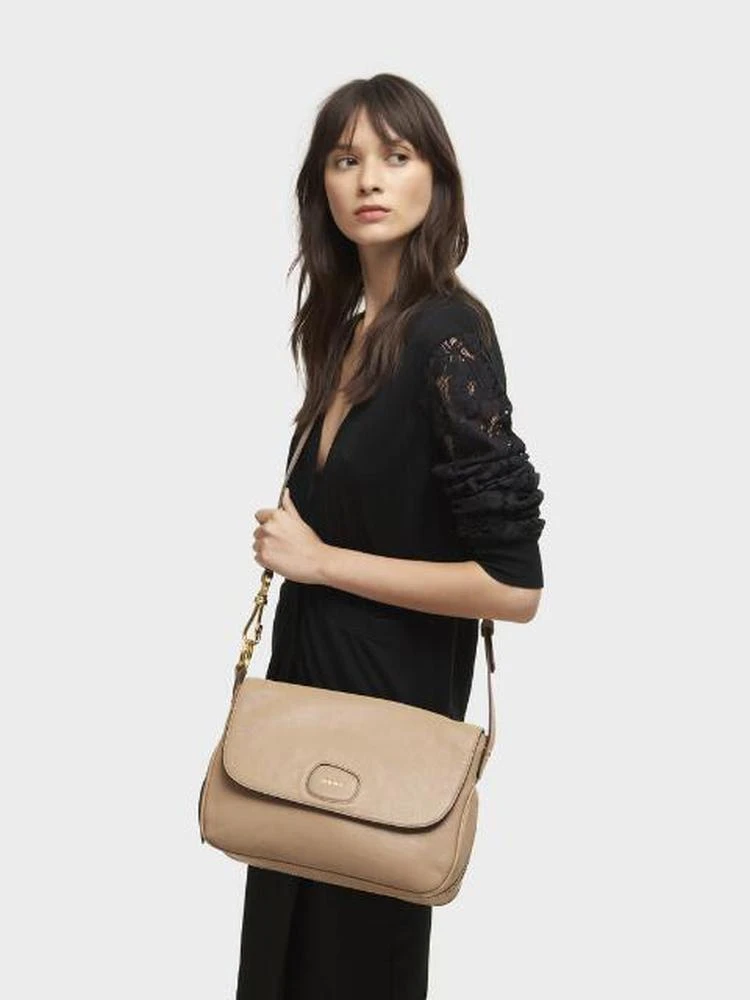 商品DKNY|Randall Medium Flap Crossbody,价格¥1359,第2张图片详细描述