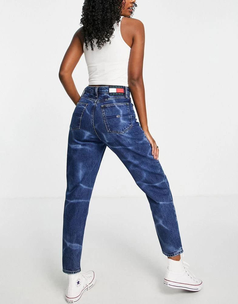 商品Tommy Hilfiger|Tommy Jeans high rise mom jean in pool wash,价格¥531,第2张图片详细描述