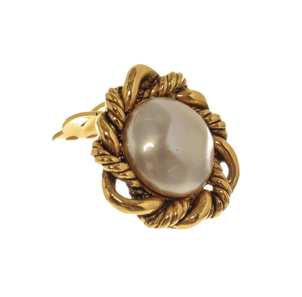Chanel Gold Round Pearl Chain Earrings商品第3张图片规格展示
