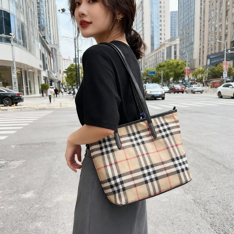 Burberry/博柏利 女士米色棉布网格条纹通勤轻行单肩包 商品