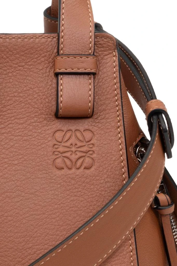商品Loewe|Loewe Hammock Logo Embossed Shoulder Bag,价格¥25986,第5张图片详细描述