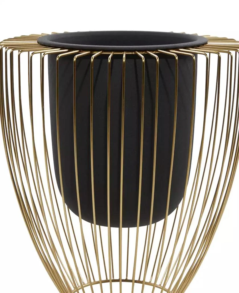 商品Rosemary Lane|Black Metal Indoor Outdoor Planter with Removable Gold-Tone Wire Stand Set of 2,价格¥828,第4张图片详细描述