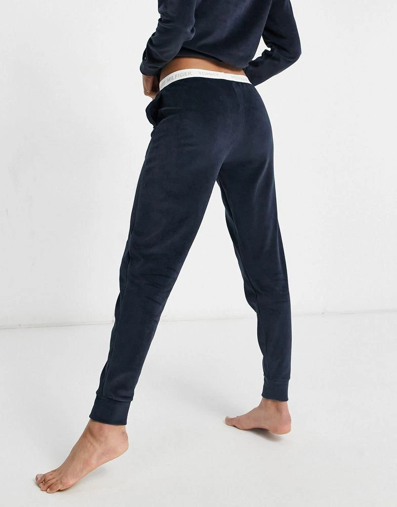 商品Tommy Hilfiger|Tommy Hilfiger soft velour jogger in navy,价格¥378,第2张图片详细描述