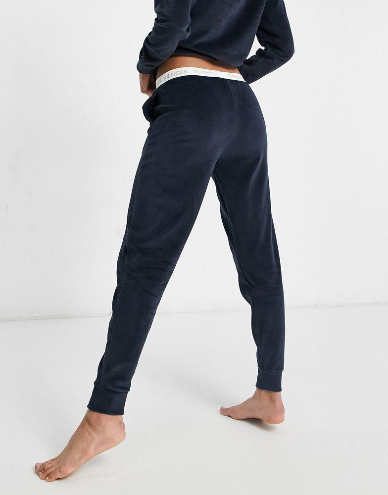 商品Tommy Hilfiger|Tommy Hilfiger soft velour jogger in navy,价格¥366,第4张图片详细描述