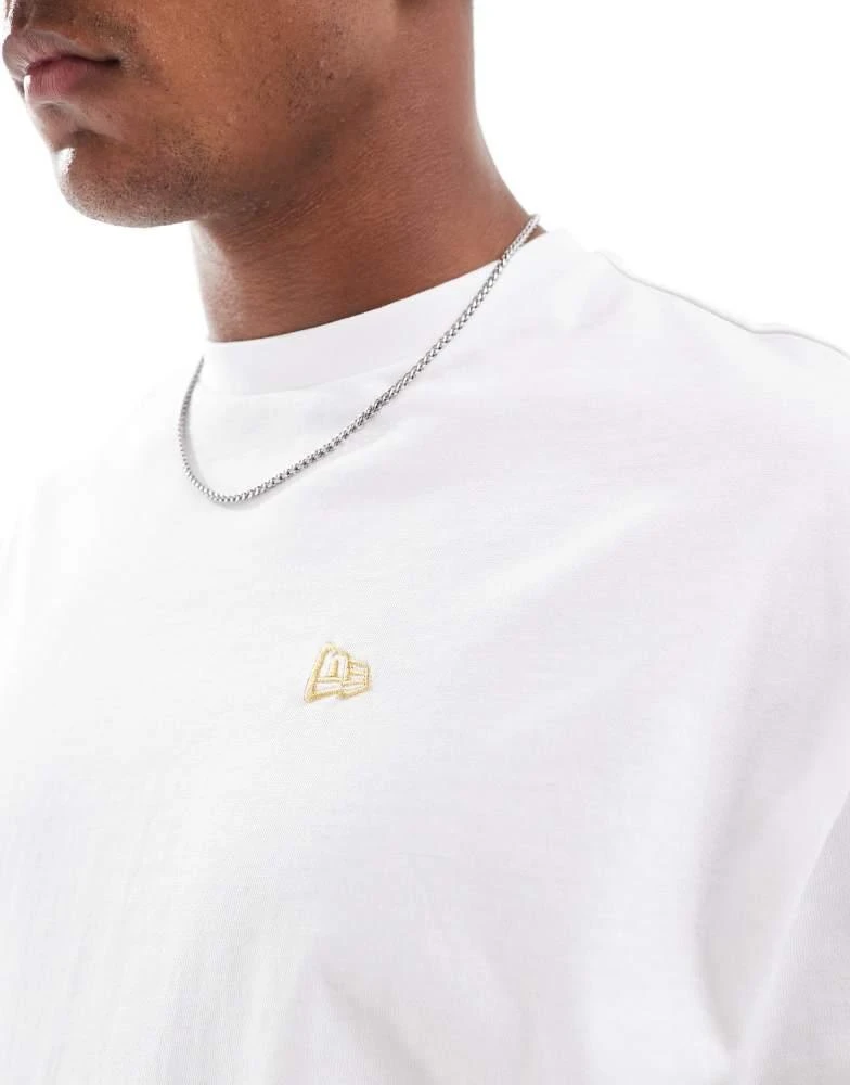 商品New Era|New Era sticker graphic back t-shirt with gold foil in white,价格¥271,第4张图片详细描述