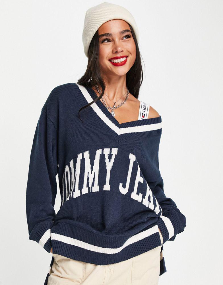 商品Tommy Jeans|Tommy Jeans x ASOS exclusive varsity logo v neck jumper in navy,价格¥833,第1张图片