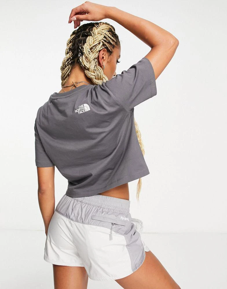 商品The North Face|The North Face Leaf Drawing cropped chest print t-shirt in grey Exclusive at ASOS,价格¥316,第3张图片详细描述