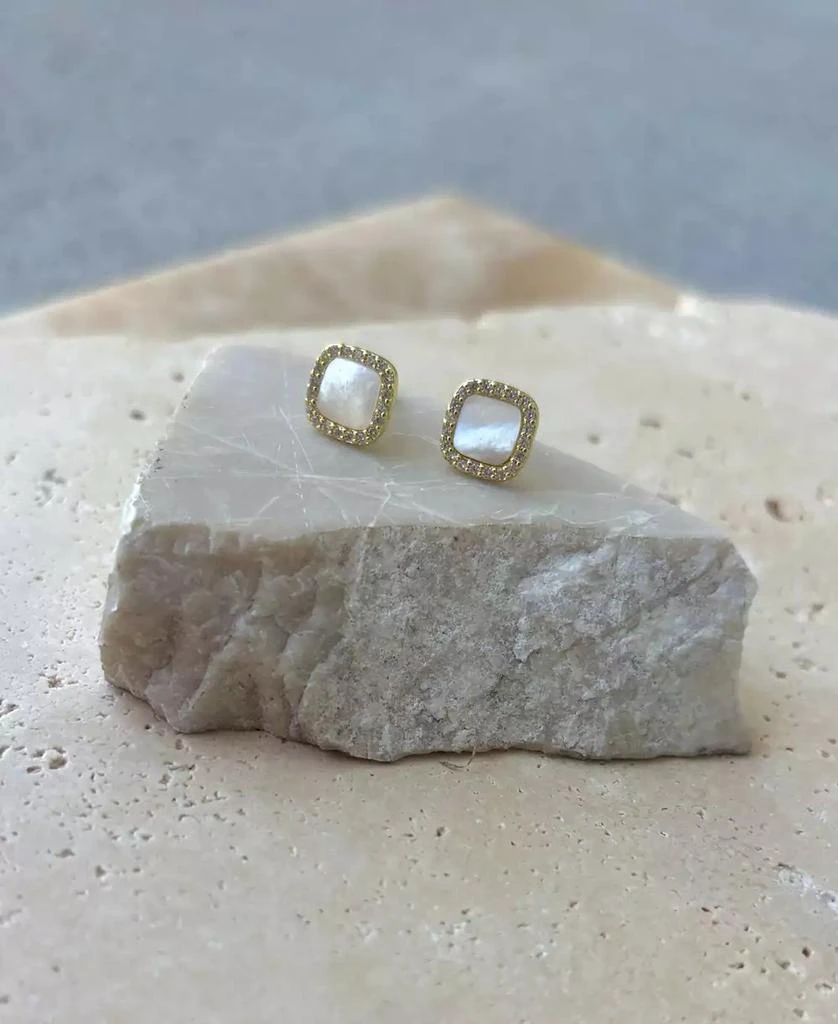 商品ADORNIA|Gold Cushion-Shaped Mother of Pearl Halo Stud Earrings,价格¥142,第5张图片详细描述