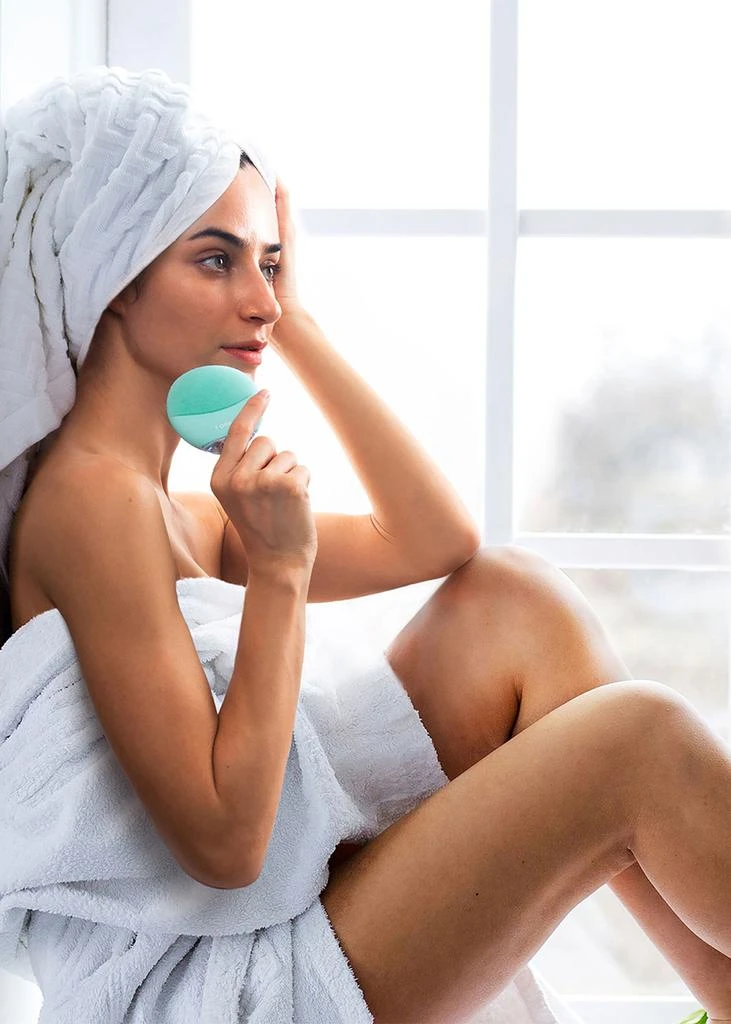 商品Foreo|LUNA™ 4 Mini Smart 2-Zone Facial Cleansing Device - Arctic Blue,价格¥1956,第4张图片详细描述
