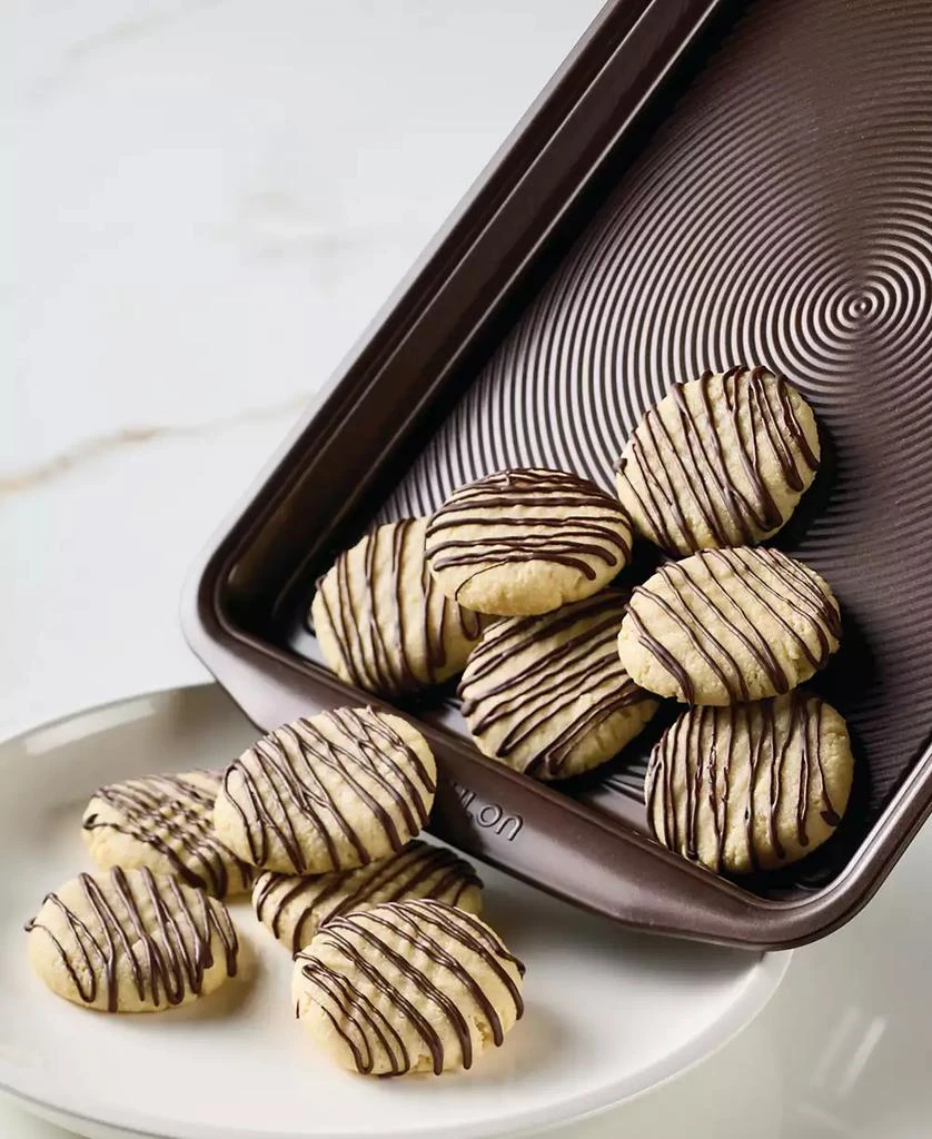 商品Circulon|Symmetry Nonstick Chocolate Brown 10" x 15" Cookie Pan,价格¥89,第2张图片详细描述