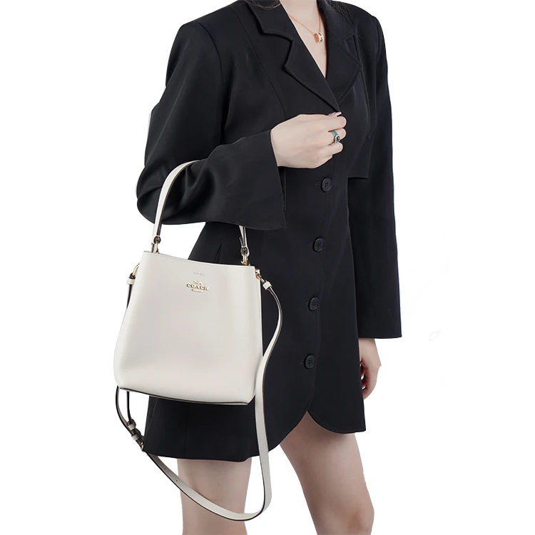 商品[国内直发] Coach|蔻驰 Town 21 金属Logo标志性徽标压印吊饰 抛光鹅卵石纹皮革 水桶包手提单肩斜挎包 小号 女款 白色,价格¥3312,第6张图片详细描述
