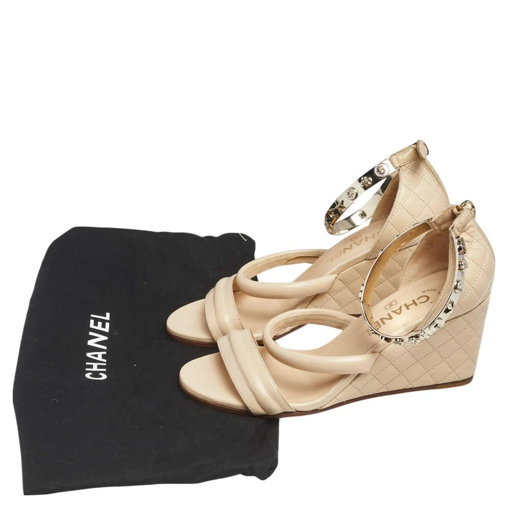 Chanel Beige Quilted Leather Charm Embellished Ankle Cuff Wedge Sandals Size 37 商品