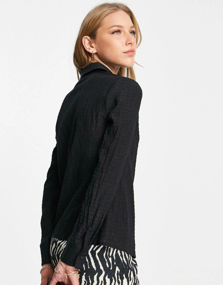 商品Topshop|Topshop textured slim fit 90's shirt in black,价格¥229,第4张图片详细描述