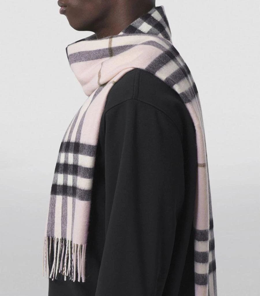 商品Burberry|The Classic Check Cashmere Scarf,价格¥4506,第2张图片详细描述