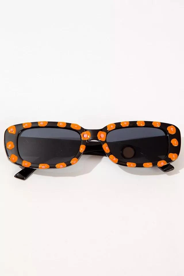 商品Zig Zag Goods LLC|Zig Zag Cheese Puff Sunglasses,价格¥464,第2张图片详细描述