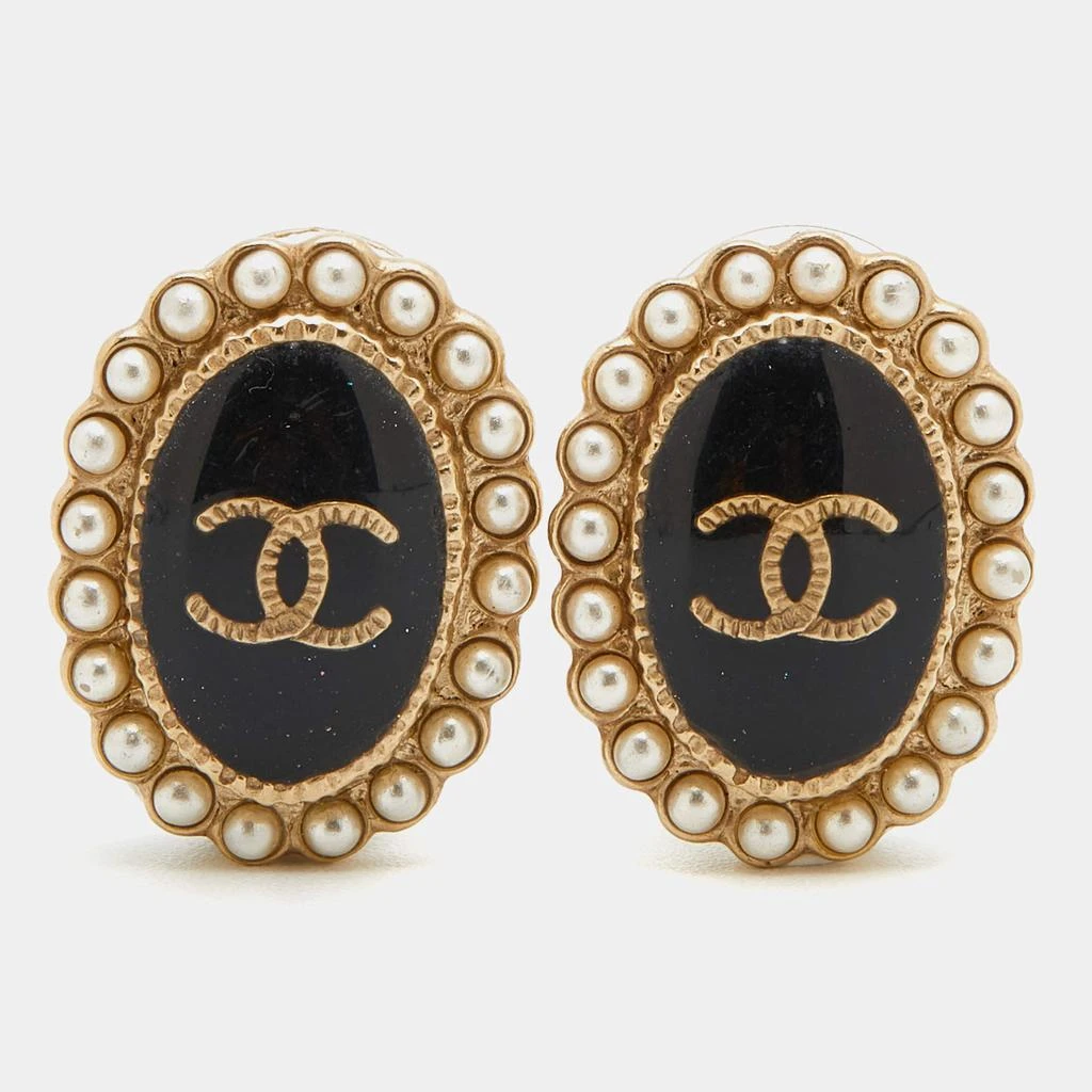 商品[二手商品] Chanel|Chanel Pale Gold Tone Faux Pearl & Resin CC Oval Stud Earrings,价格¥4176,第1张图片