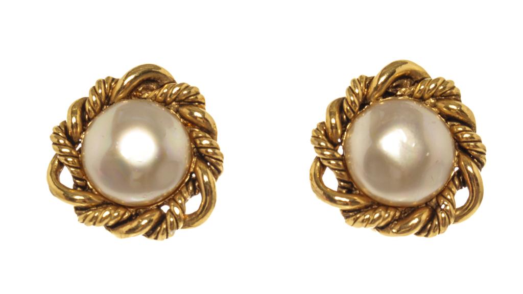 Chanel Gold Round Pearl Chain Earrings商品第1张图片规格展示