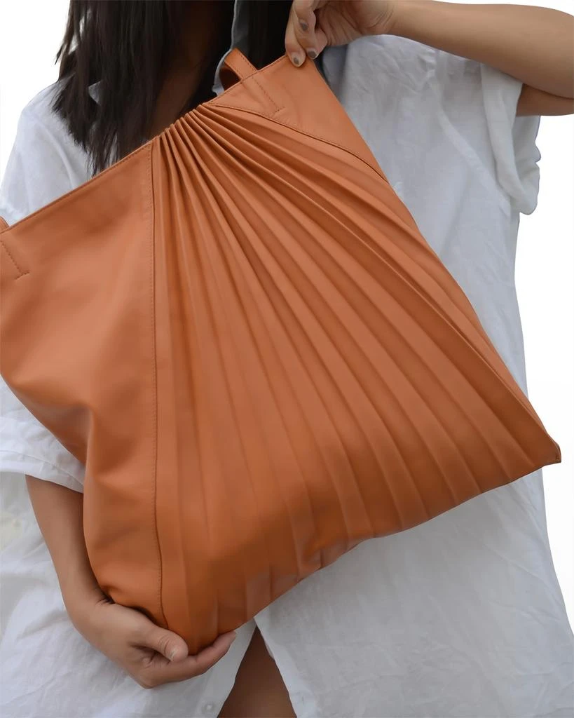 商品Sabrina Zeng|Chiaroscuro Pleated Lambskin Tote Bag,价格¥4652,第2张图片详细描述